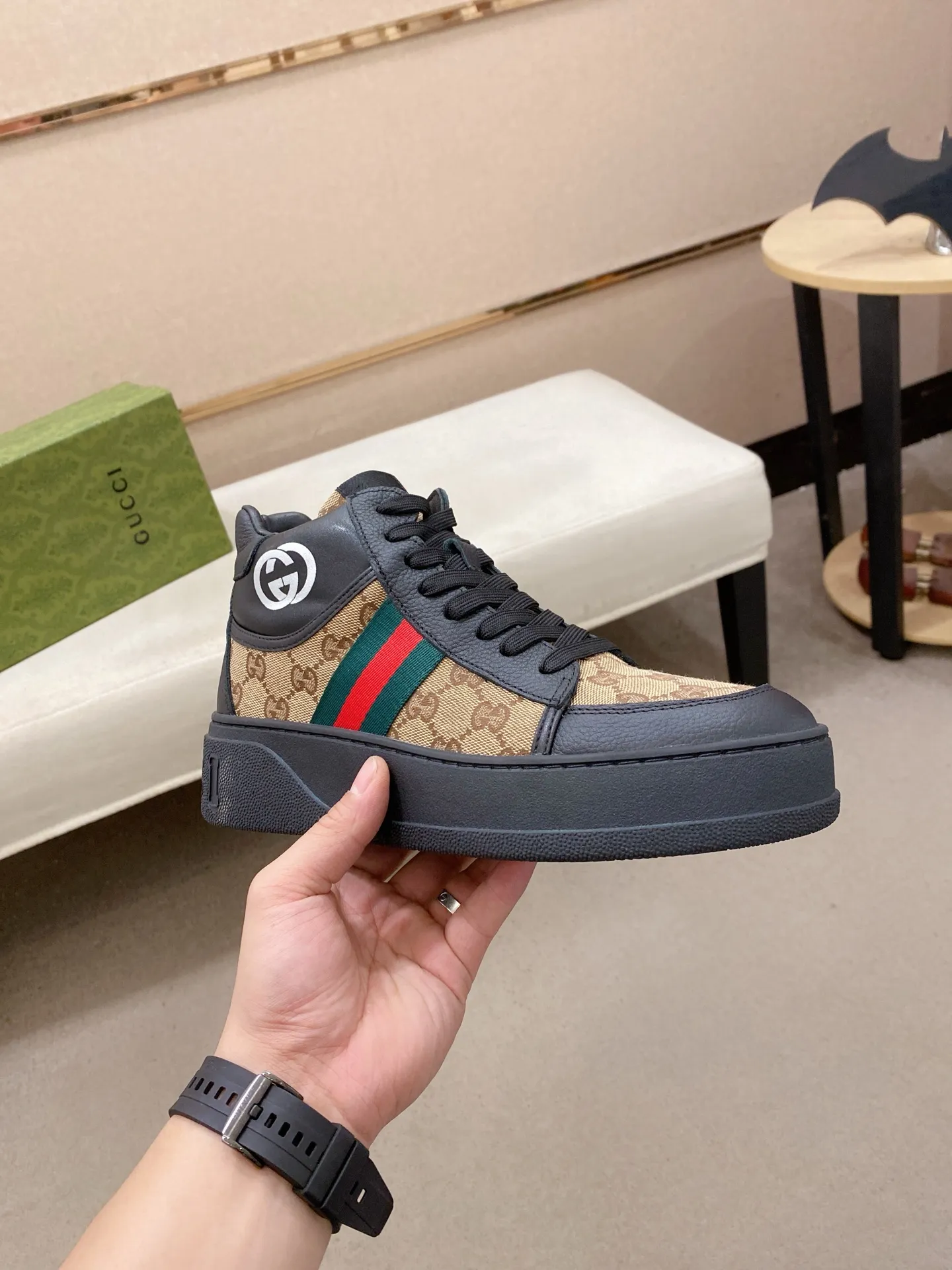 Factory price: 442💰 (GUCCI) The latest model from the official website🎁🎁Casual and fashionable men's shoes👟, hot style💥The style is simple and elegant, exclusive for trendy men. Unique official website's latest brand elements👑original Gucci decoration, fashionable and generous, the fabric is original cowhide ✅sheepskin lining, the official website specifies wear-resistant casual outsole, the classic model is taken in kind at the counter🎬38-44 (can be customized for 45 non-refundable)